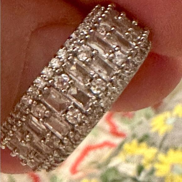 JUST IN ❤️Elegant Anniversary Engagement Silver Encrusted White Cubic Zi… - Picture 5 of 9